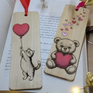 alt="Marque-page en bois recyclé Saint-Valentin peint à la main ourson et chat"